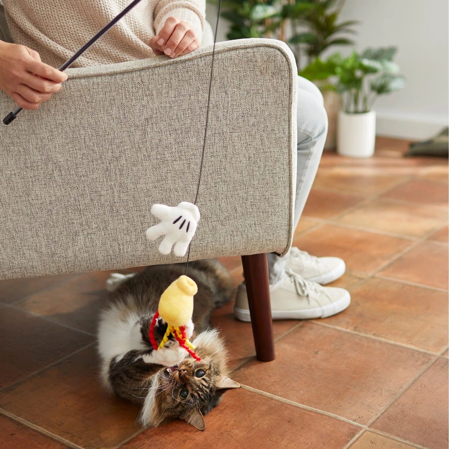 Disney Mickey Mouse's Shoe & Glove Teaser Cat Toy With Catnip 3 Disney Mickey Mouse's Shoe & Glove Teaser Cat Toy With Catnip - Image 3